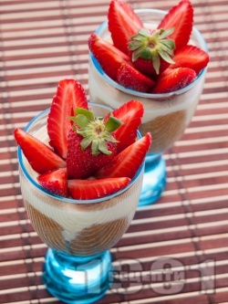 Лесен десерт от крем с маскарпоне, кафе, кондензирано прясно мляко, бишкоти и ягоди в чаша - снимка на рецептата